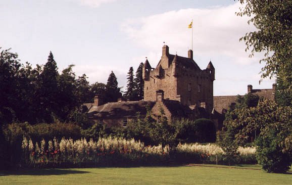 a non-clickable picture of Cawdor Castle