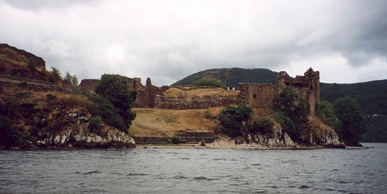 a non-clickable picture of the ruins of Urquhart Castle seen from Loch Ness